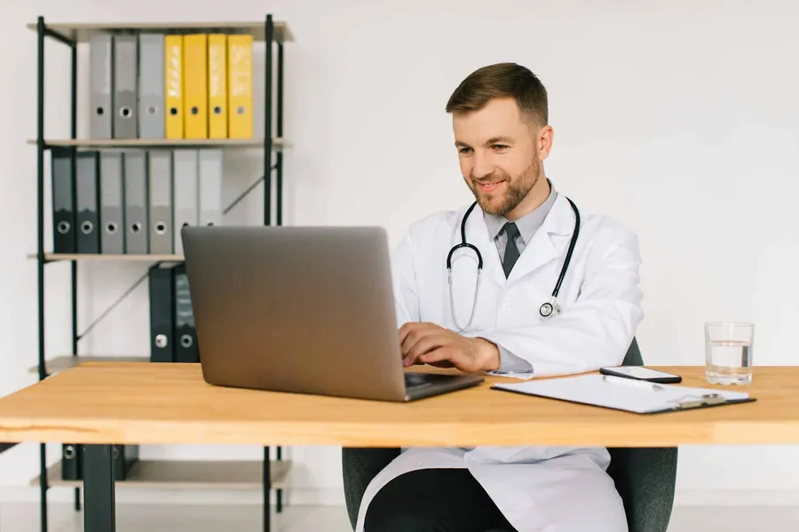 Come un'azienda di dispositivi medici può utilizzare i webinar per formare gli operatori sanitari?