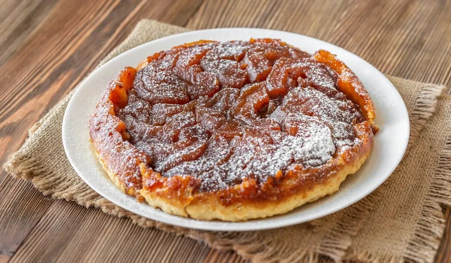 Qual è la ricetta per una torta salata con base di patate, porri e formaggio caprino?