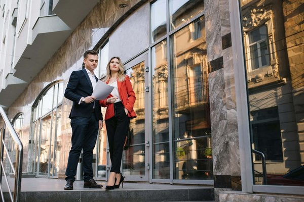 Come incorporare accessori etnici in un look formale preservando eleganza e professionalità?