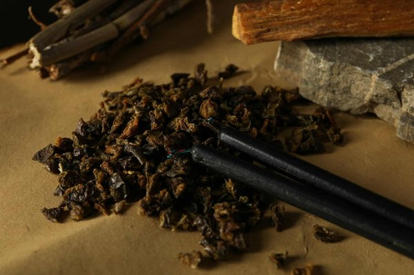 Quali sono le soluzioni per nascondere un angolo studio in un soggiorno con mobili a scomparsa?