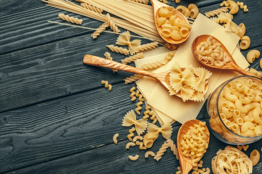 Come si prepara una pasta con le sarde fresche, finocchietto selvatico e pangrattato dorato?