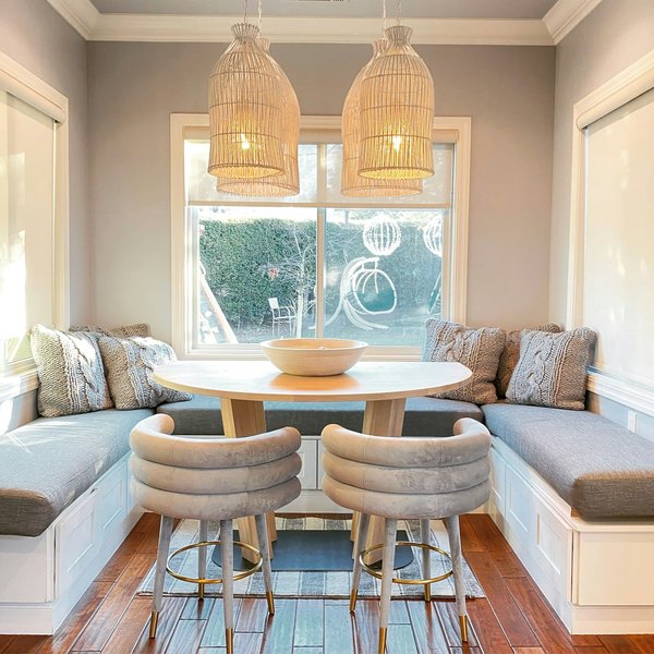 Come abbinare un maglione a trecce con una gonna in pelle per un look invernale chic?